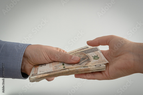 фотографія The man is giving money