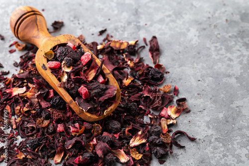 Fruit tea with Apple pieces, hibiscus, rose hips, elderberry, passion fruit, strawberry, kiwi, freeze dried raspberry, rose petals, aroma.