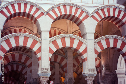 Le arcate in stile moresco Mezuita a Cordoba, Spagna photo