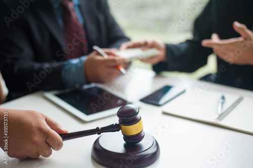 The concept of judgment regarding money laundering. The decision of the lawsuit of businessmen accepting bribes.