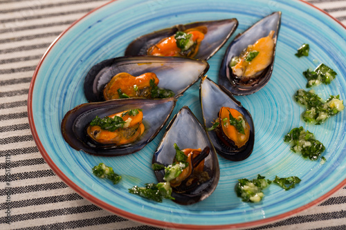 Baked mussels with garlic