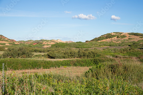 Paysage proche de Cala Pregonda, une des plus belles plages de Minorque, avec le mont El toro en arrière plan, îles Baléares