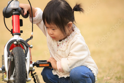 自転車に興味を示す女の子