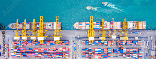 Photo Top view of Deep water port with cargo ship and containers