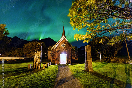 Flakstad Kirche mit Nordlichtern, Lofoten, Norwegen