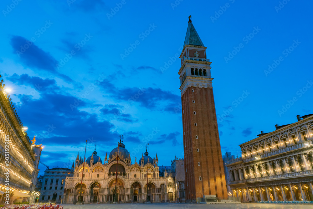 Fototapeta premium 夜のサンマルコ広場