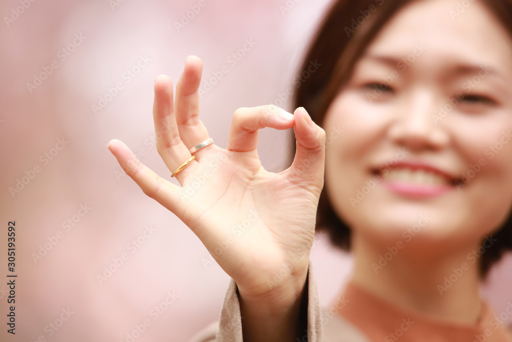 Fototapeta premium 手で丸をつくる女性
