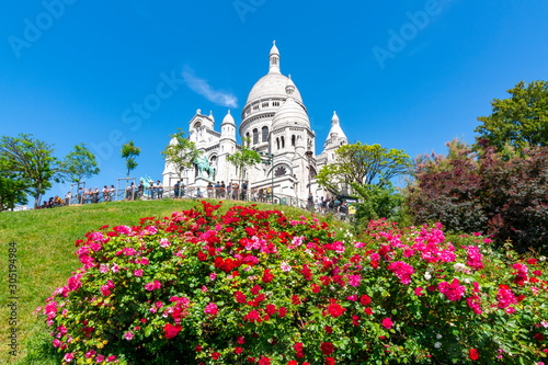 Платно Basilica of Sacre Coeur (Sacred Heart) on Montmartre hill, Paris, France