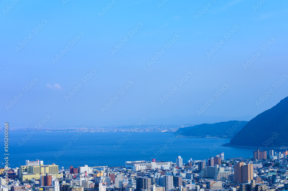 Obraz premium 湯の街別府市街と別府湾の眺め(大分県)