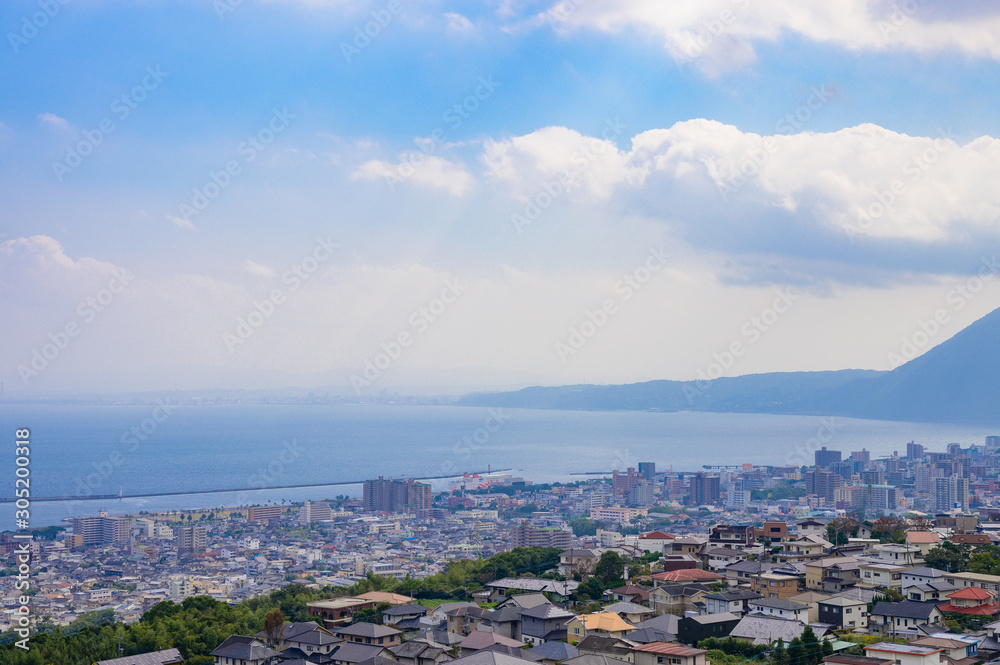 Obraz premium 湯の街別府市街と別府湾の眺め(大分県)