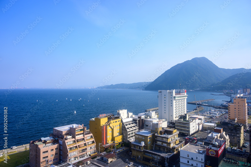 Obraz premium 湯の街別府市街と別府湾の眺め（大分県）