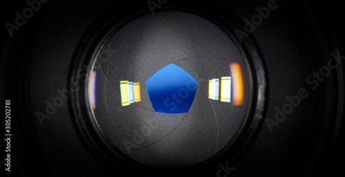 Aperture photographic lens with five petals