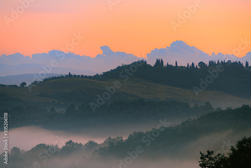 Fototapeta Naklejka Na Ścianę i Meble -  Beautiful Tuscany scenery with rolling hills at sunrise
