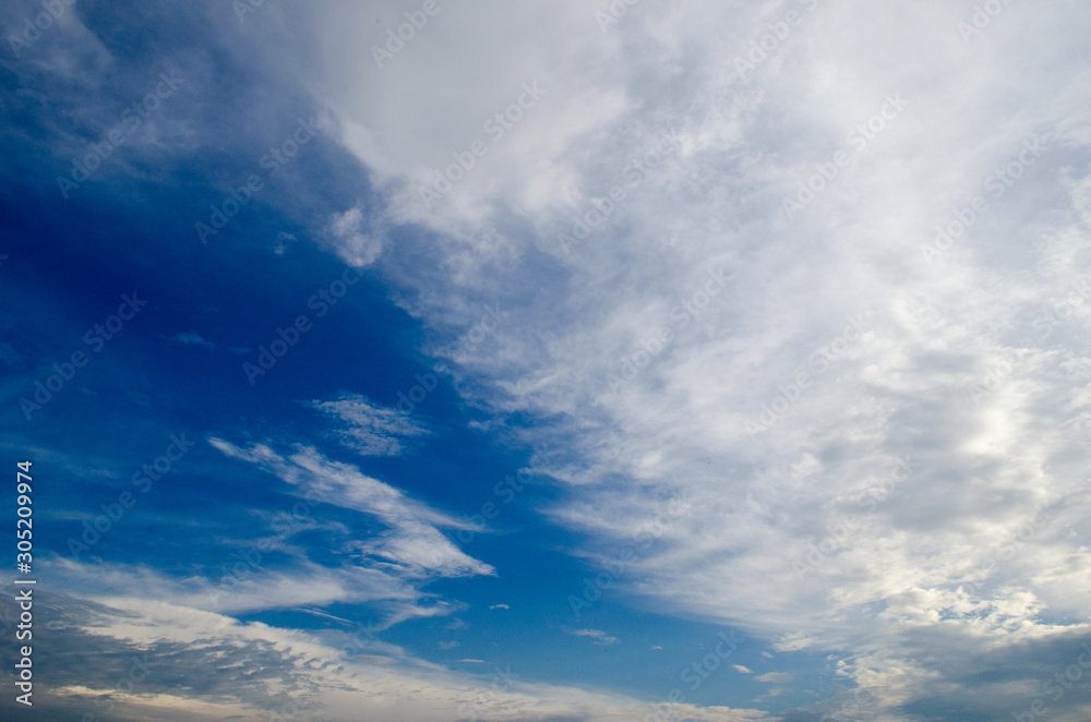 Obraz premium Blue sky and white clouds