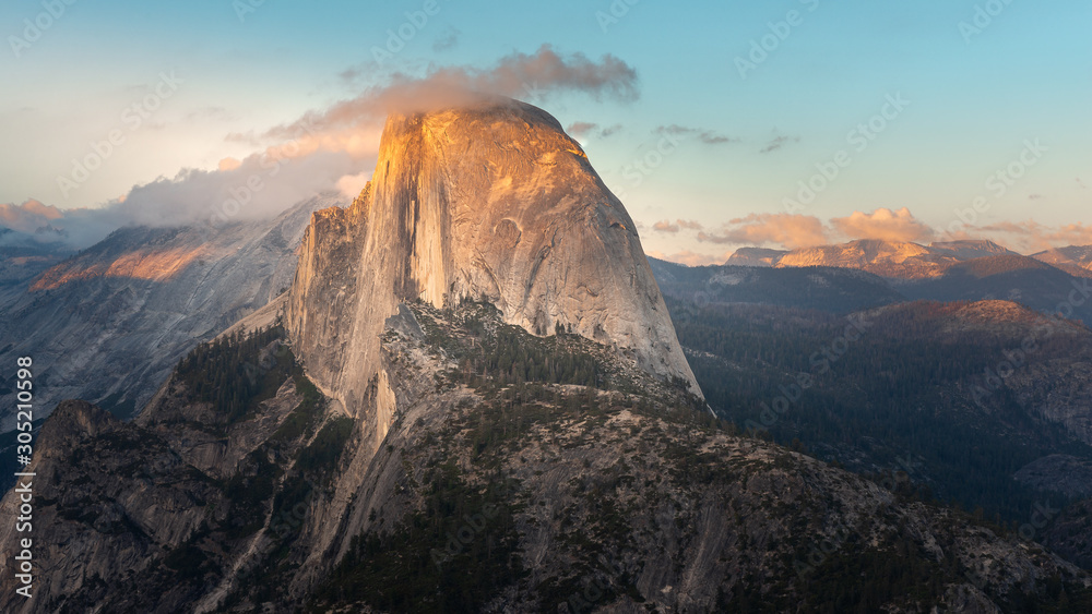 Half Dome at sunset from Glacier Point in Yosemite National Park, California, USA - obrazy, fototapety, plakaty 