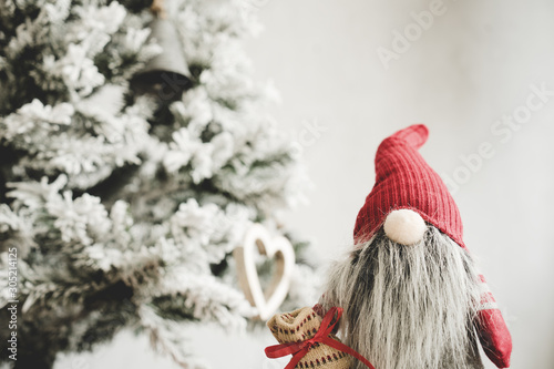 Weihnachten Dekoration Wichtel rot mit Geschenken Weihnachtsbaum im Hintergrund - Var. 7