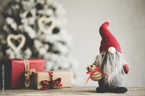 Weihnachten Dekoration Wichtel rot mit Geschenken Weihnachtsbaum im Hintergrund - Var. 5
