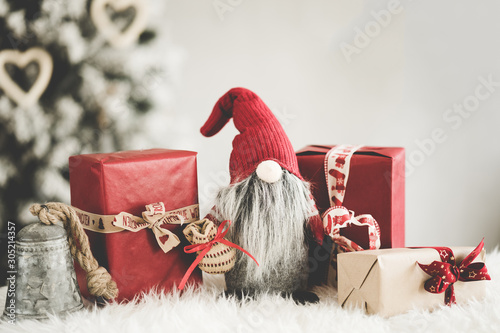 Xmas Weihnachten Dekoration Wichtel rot mit Geschenken Weihnachtsbaum im Hintergrund - Var. 2