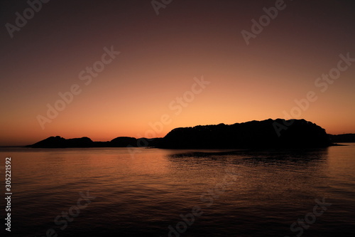 夜明けの日本海と島 © wassei