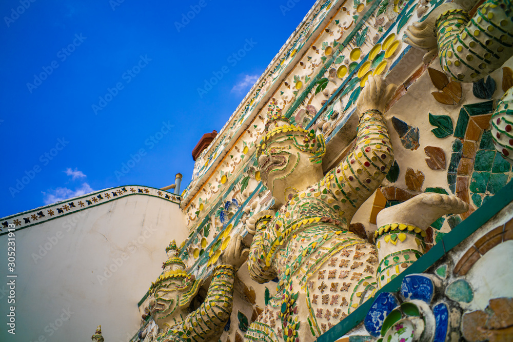 Fototapeta premium Giant stand statue in Wat Arun templeof dawn