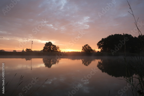 Kanal im Morgengrauen