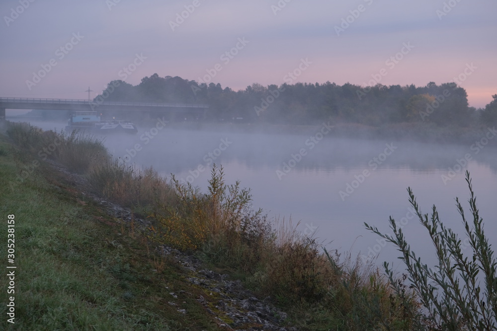 Fototapeta premium Schiff im Morgen Nebel