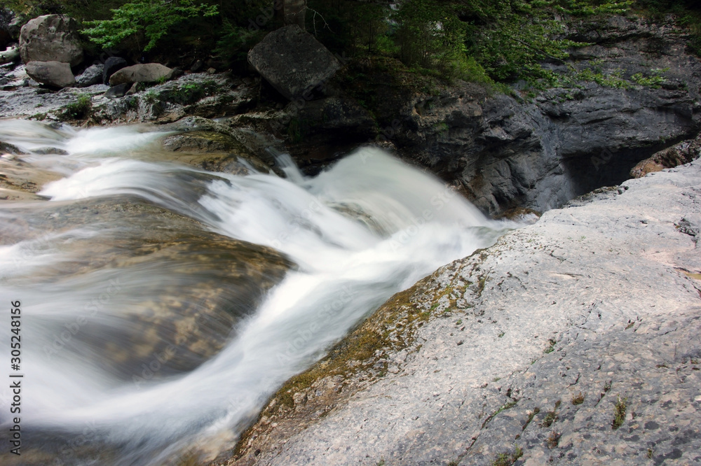 Obraz premium Water drop in the Aragonese Pyrenees, Ordesa Valley, Spain