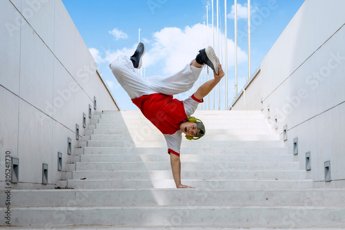 Fototapet Dancer doing handstand on stairs