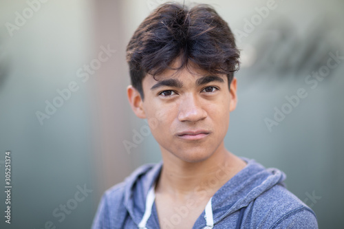 Foto Portrait of a handsome cocky young man next to the blurred background