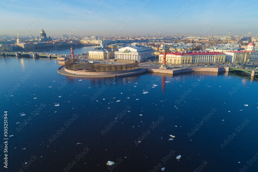 Obraz premium View of the Spit of Vasilievsky Island on an April sunny morning (shooting from a quadrocopter). Saint-Petersburg, Russia