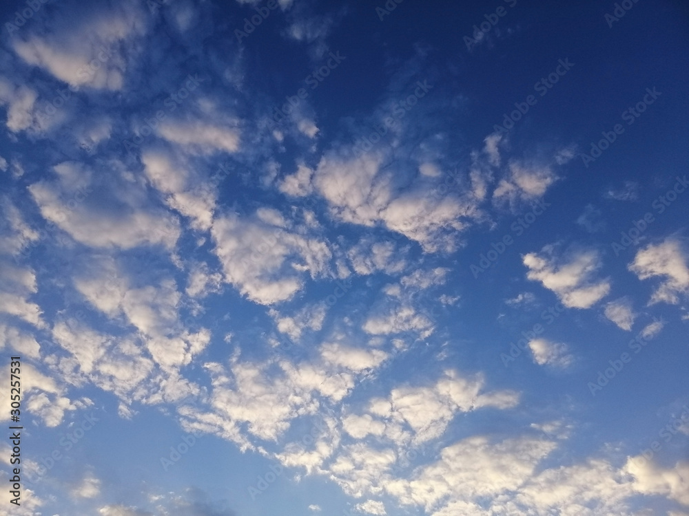 Obraz premium blue sky with white clouds