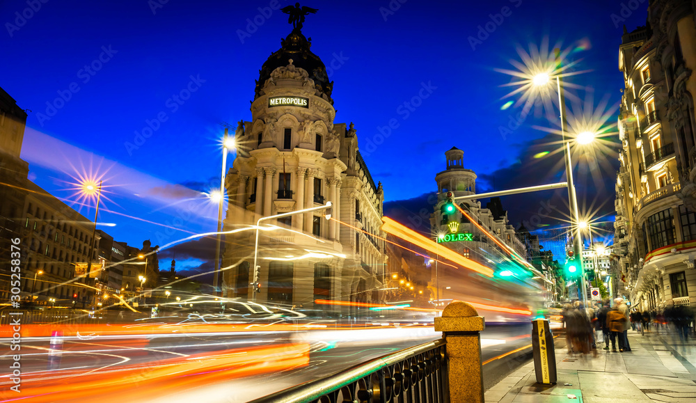 Obraz premium cityscape at Calle de Alcala and Gran Via after dusk.