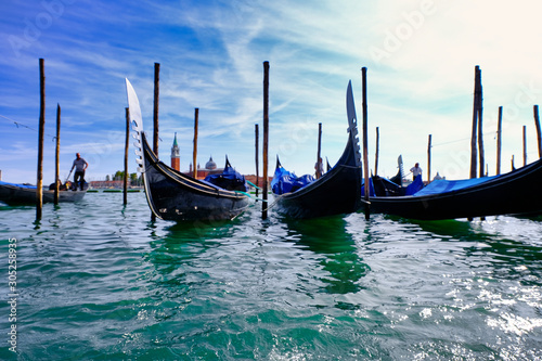 Gondeln in Venedig © Urban Images