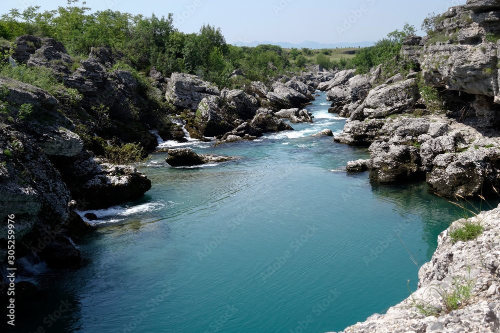 Rivière Cijevna après la cascade du Niagara - Monténégro Rivière Cijevna après la cascade du Niagara - Monténégro