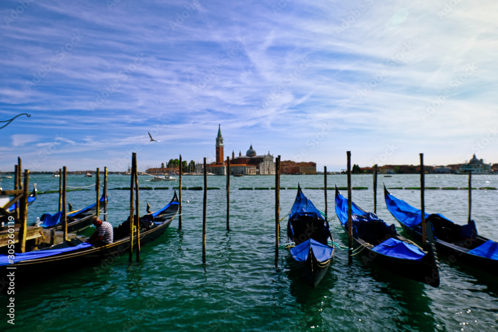 Leuchtend blaue Gondeln in Venedig
