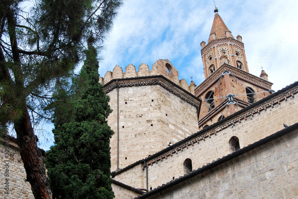 Fototapeta premium Antica chiesa a Teramo, Abruzzo, Italia