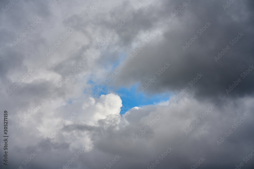 Obraz premium Big beautiful clouds in blue sky background