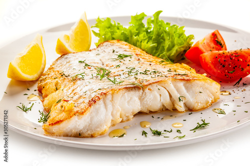 Obraz na plátne Fish dish - fried fish fillet with vegetables