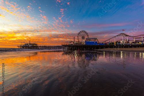 Tableau sur toile Santa Monica Pier with firey sky sunset
