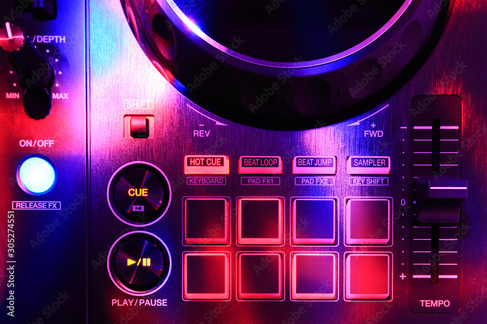 Dj consolle, audio mixer, con luci colorate da discoteca