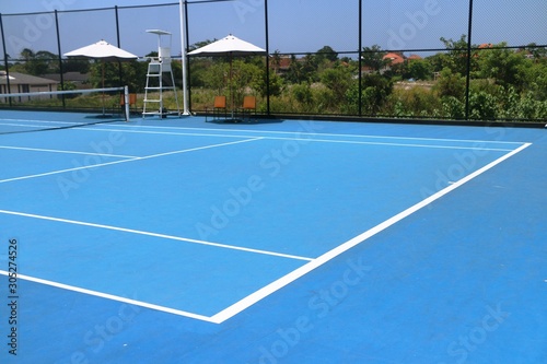 Outdoor blue tennis court © Komar