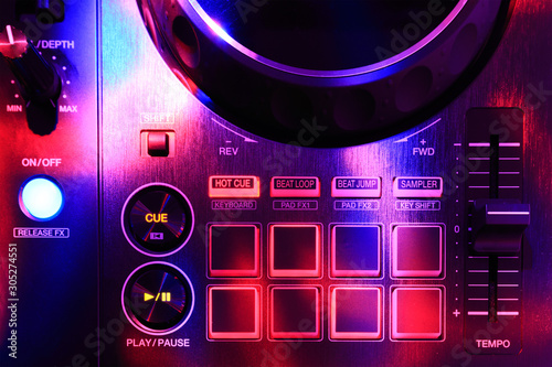 Dj consolle, audio mixer, con luci colorate da discoteca