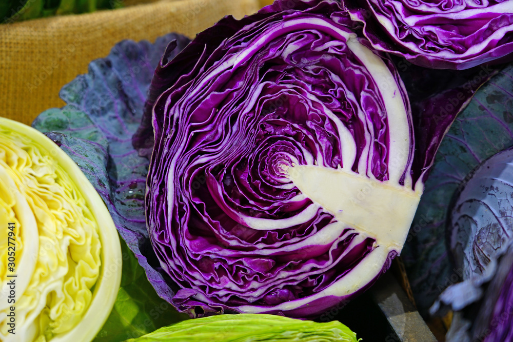 Obraz premium Red cabbage cut in half at a farmers market