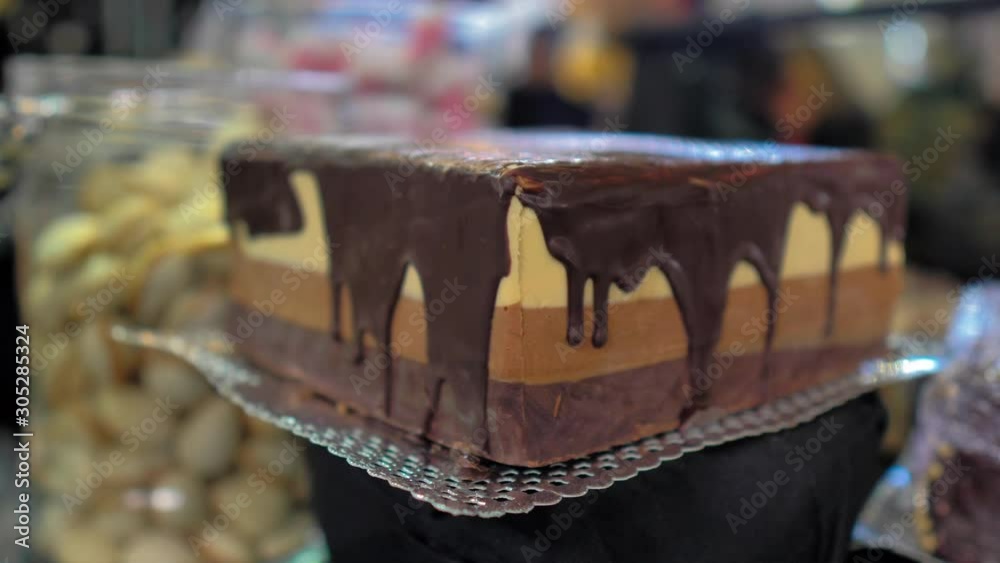 Tarta de tres chocolates con cobertura derretida vista de cerca