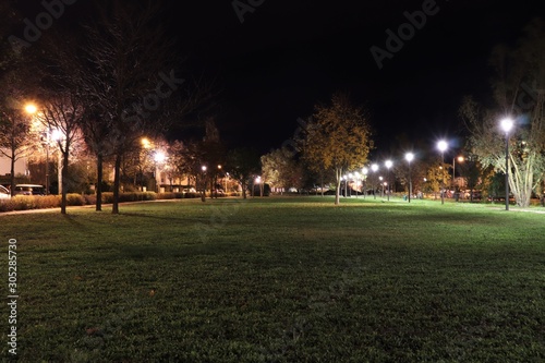 Le parc Bourlione la nuit dans la commune de Corbas - Département du Rhône - France