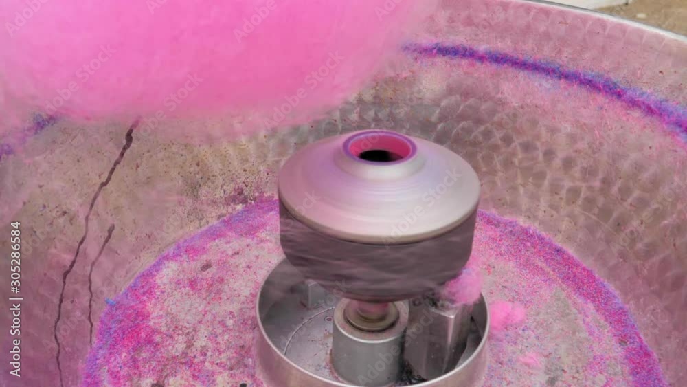 maquina de algodón de azucar de color rosa en cámara lenta