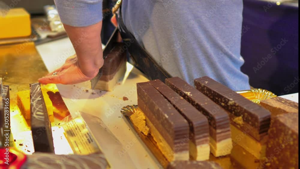 Chef artesano cortando turrón de chocolate con cuchillo