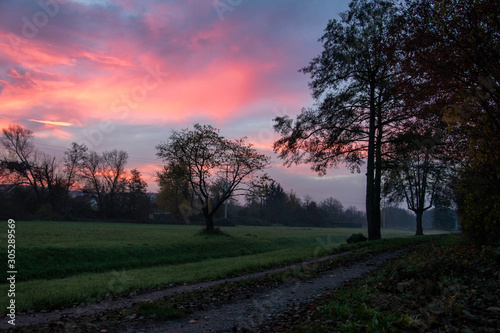 Morgend  mmerung und Sonnenaufgang in Elsenfeld am Main. Elsenfeld liegt in Franken  Bayern gegen  ber von Obernburg.