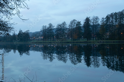 Morgendämmerung am Flussufer des Main bei Elsenfeld. Zu sehen sind wunderschöne Spiegelungen der Bäume und des gegenüberliegenden Ufers. Elsenfeld liegt in Franken, Bayern gegenüber von Obernburg. photo