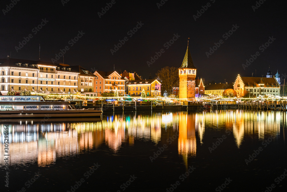 strahlend erleuchteter Hafen und Stadtkulisse in Lindau, zur Hafenweihnacht (D, Bayern, Bodensee) romantically View to the Christmas harbour Lake Constance